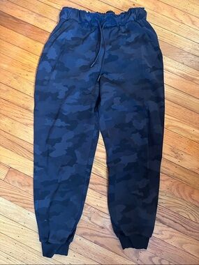 Lululemon Camo Stretch High-Rise Jogger *Shorter Length